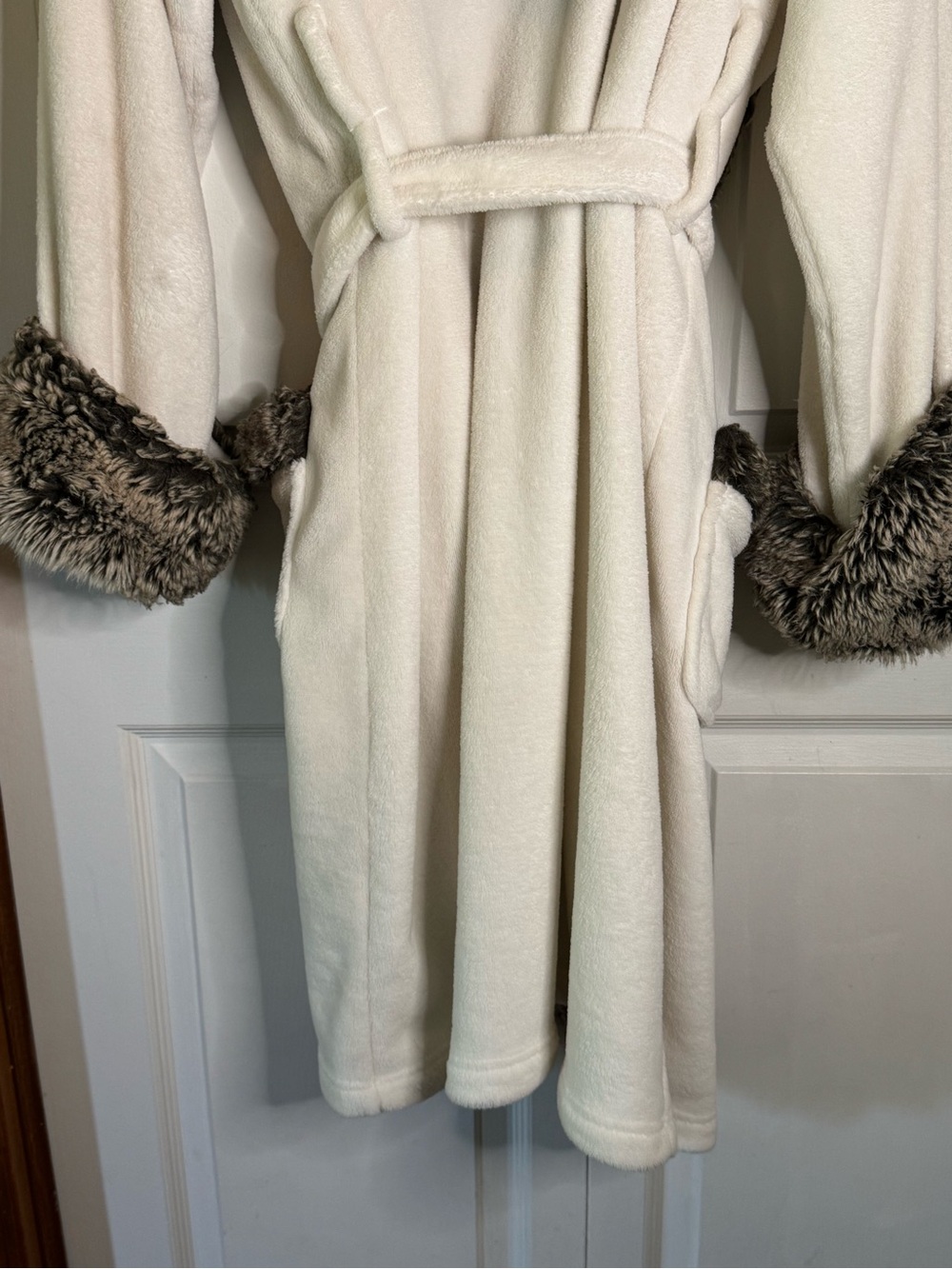 Pottery Barn Cream Robe with Gray Faux-Fur Trim - Picture 15 of 15